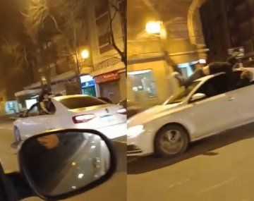 Viajó colgado del techo del auto por una importante avenida