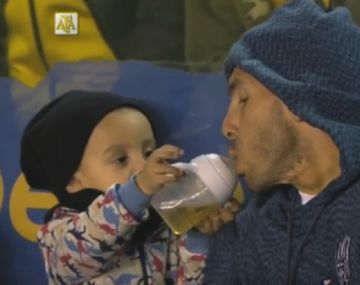 La mamadera de Tevez: el Apache y una tierna imagen en La Bombonera