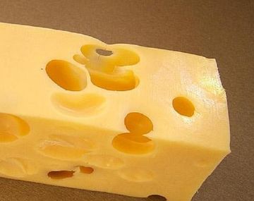 Develan el misterio de la formación de los agujeros en el queso