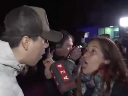 Libertario se burló de vecina de Moreno por vivir con barro hasta la rodilla y recibió un cachetazo en vivo