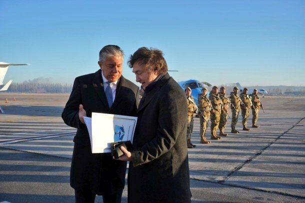 El gobernador Rolando Figueroa recibió al Presidente Milei en el aeropuerto de Neuquén capital