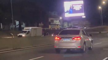 una camioneta perdio dos ruedas en la avenida general paz y una de ellas impacto contra otro vehiculo una camioneta perdio dos ruedas en la avenida general paz y una de ellas impacto contra otro vehiculo