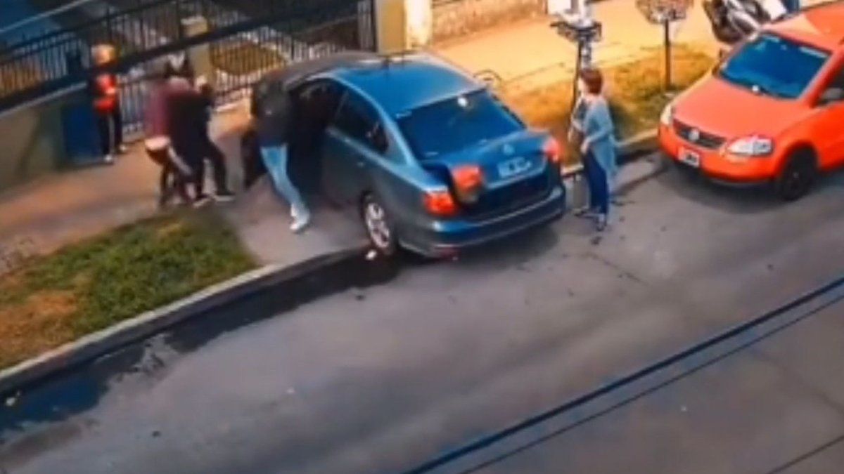 Impactante video: a los golpes, cuatro mujeres evitaron que les robaran el auto