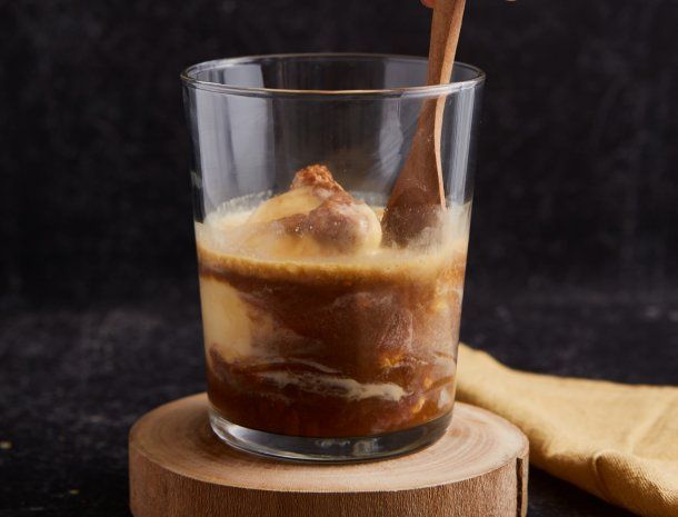 Una versión moderna del tradicional affogato, con salsa de chocolate y garrapiñadas. Por el equipo de baristas de la heladería Chungo Una versión moderna del tradicional affogato, con salsa de chocolate y garrapiñadas. Por el equipo de baristas de la heladería Chungo