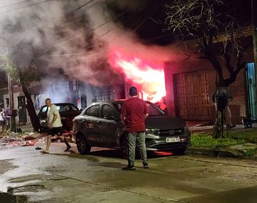 Explosión e incendio en Lanús: un auto estalló y un hombre está al borde de la muerte