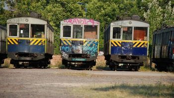 los vagones de la linea a, abandonados en un playon los vagones de la linea a, abandonados en un playon