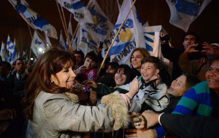 Cristina partió hacia Chubut y Santa Cruz para apoyar a Máximo y a Alicia Kirchner