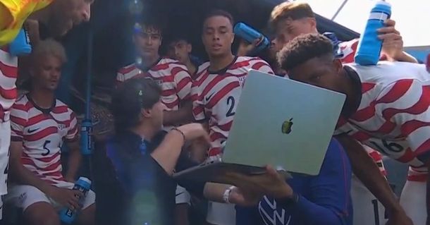 Mauricio Pochettino y su momento viral durante un partido.