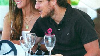 a meses de ser papas, la mujer de diego forlan lucio su panza en un evento solidario a meses de ser papas, la mujer de diego forlan lucio su panza en un evento solidario