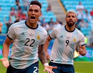 Lautaro Mart&iacute;nez y el Kun Ag&uuml;ero, compa&ntilde;eros de la Selecci&oacute;n argentina