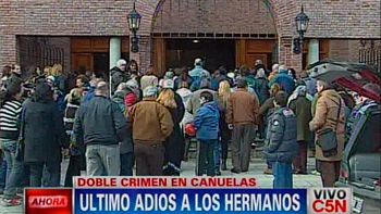 una multitud despidio los restos de los hermanos asesinados una multitud despidio los restos de los hermanos asesinados