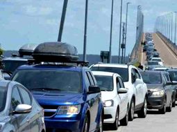 Casi 9 de cada 10 personas que salieron durante el fin de semana largo desde Uruguay viajaron hacia Argentina. Casi 9 de cada 10 personas que salieron durante el fin de semana largo desde Uruguay viajaron hacia Argentina.