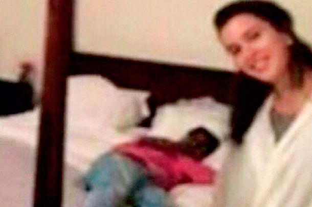 Una mujer encuentra a un borracho durmiendo en su cama y se saca una selfie