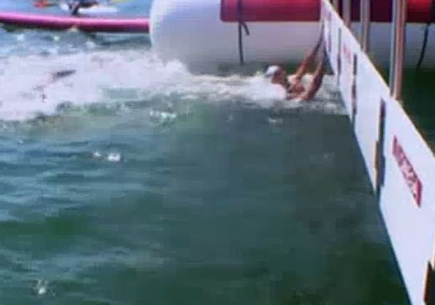 Insólito: hundió a una rival en la llegada y le sacaron la medalla de plata