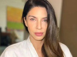 Romina Gaetani disfruta de la primavera con su microbikini azul eléctrico