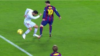 ante el atletico madrid, messi cometio el primer penal de su carrera ante el atletico madrid, messi cometio el primer penal de su carrera