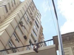 Murió al caer desde el piso 16 de un edificio