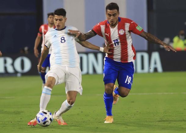 Argentina fue algo más, pero empató con Paraguay en un partido plagado de polémicas