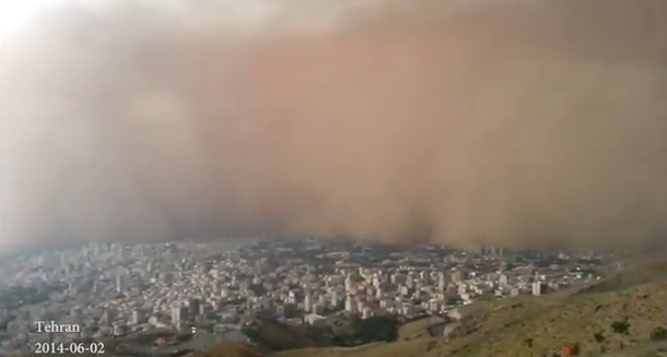 VIDEO: Una tormenta de arena se come a la capital de Irán