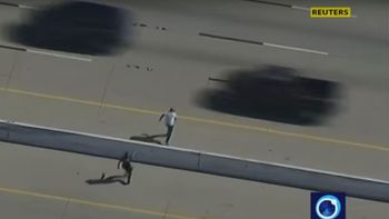 Escapaba de la policía, pero lo capturaron gracias a un teaser Escapaba de la policía, pero lo capturaron gracias a un teaser