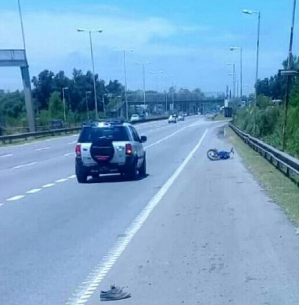 Viajaba en su moto por la autopista de Pilar y murió: buscan testigos del accidente
