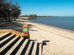 El pueblo a la vera del río Uruguay, rodeado de naturaleza, viñedos y caminos de tierra El pueblo a la vera del río Uruguay, rodeado de naturaleza, viñedos y caminos de tierra