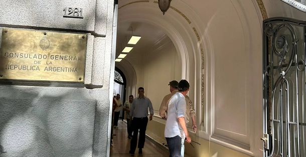 Argentinos votando en el Consulado General argentino en Montevideo.