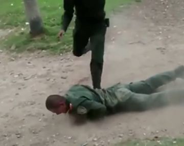 Batalla campal: policías pelearon en plena calle