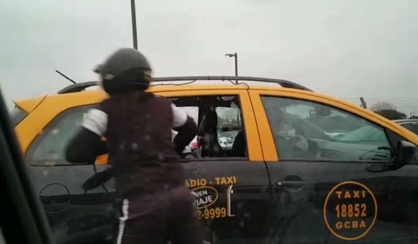 Así le robaron a un pasajero que estaba arriba de un taxi