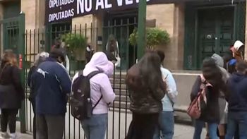 Cientos de personas hacen la fila en Odontología de la UBA ante posible veto