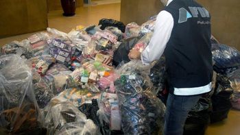 la afip secuestro carteras, juguetes y anteojos falsificados en el once la afip secuestro carteras, juguetes y anteojos falsificados en el once