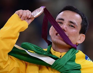 Se le rompió la medalla de bronce