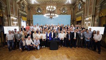 Axel Kicillof, junto a intendentes bonaerenses. Axel Kicillof, junto a intendentes bonaerenses.