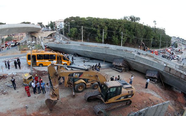 Tragedia en Brasil: cayó parte de una autopista nueva en Belo Horizonte