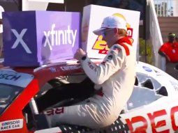 Ganó una carrera de NASCAR, pero terminó con una fractura de hombro por caerse en el festejo