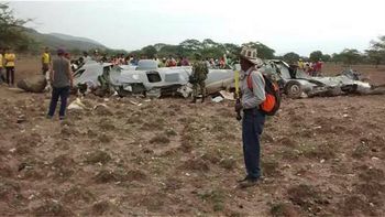 tragedia en colombia: once muertos tras la caida de un avion militar tragedia en colombia: once muertos tras la caida de un avion militar