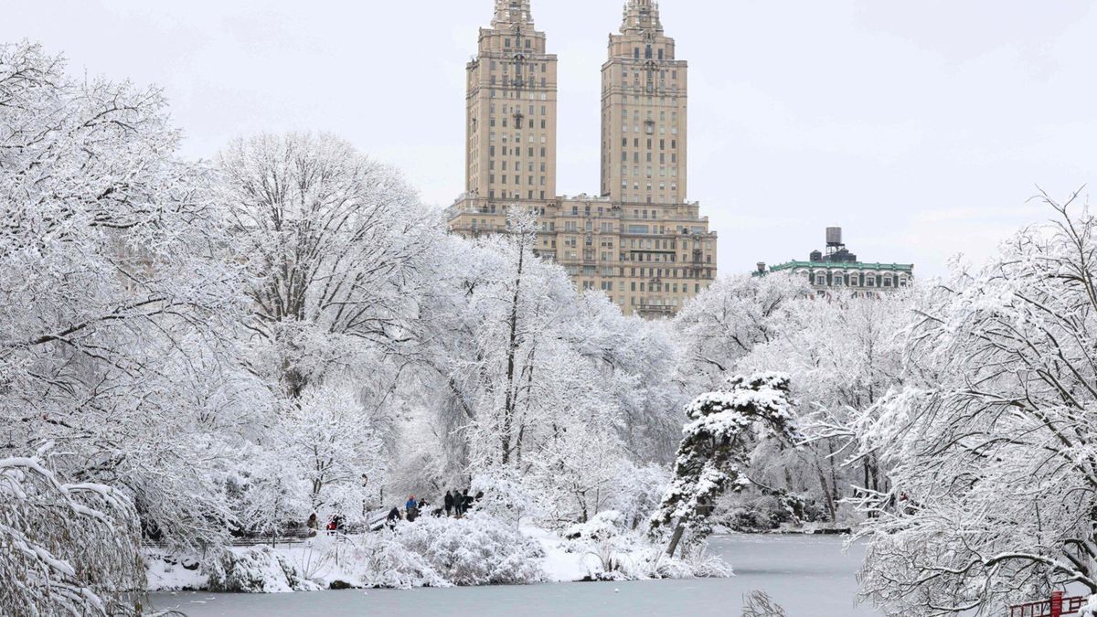 Nueva York entró en estado de alerta y se prepara para la tormenta de nieve más grande de su historia