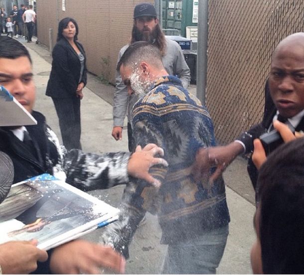 El cantante de Maroon 5, atacado con una bomba de azúcar