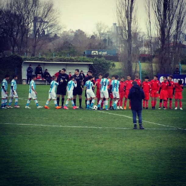 Las infantiles de Racing e Independiente se enfrentaron en el Predio Tita