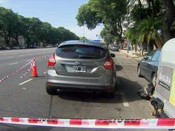 El auto sobre Libertador del hombre baleado frente al Hipódromo de Palermo.