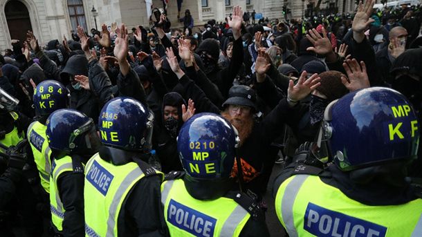 Extremistas de derecha protestan en Londres contra las marchas antirracistas por Floyd