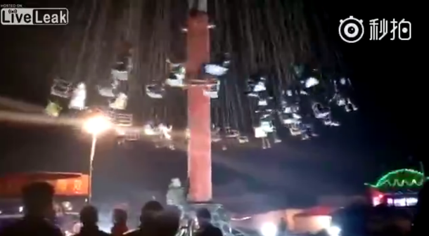 Se caen las sillas voladoras en un parque de diversiones chino