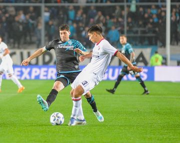 Racing venció a Newells en un final para el infarto y sigue puntero