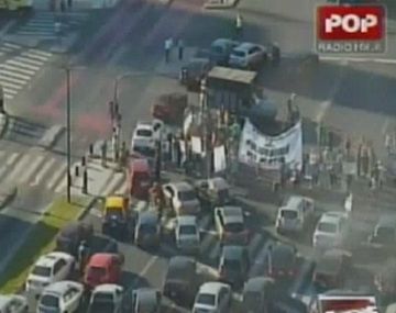 Caos vehicular en el centro por cortes en la 9 de Julio y en el bajo porteño