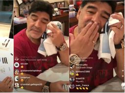 Maradona firmó camisetas en vivo en Instagram Maradona firmó camisetas en vivo en Instagram