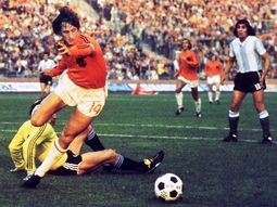 El holandés enfrentando a Argentina en el Mundial de Alemania 1974 El holandés enfrentando a Argentina en el Mundial de Alemania 1974