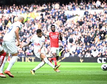El gol del Cuti Romero en la derrota del Tottenham ante el Arsenal