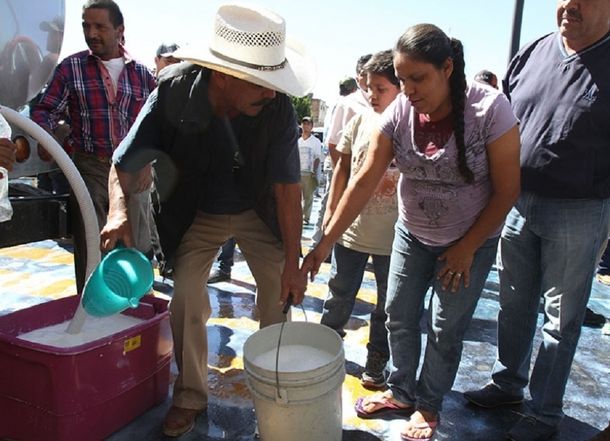 Mientras escasea la manteca en las góndolas, tamberos regalarán leche