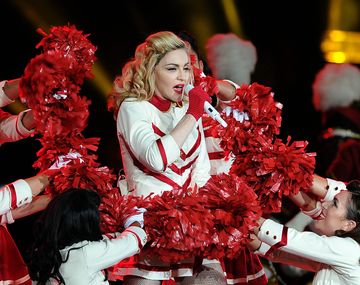 Con un atraso de tres horas