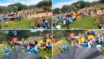 Con un tractor, una universidad reprimió una protesta de sus alumnos. Con un tractor, una universidad reprimió una protesta de sus alumnos.